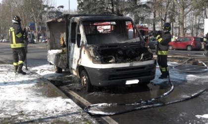 Furgone in fiamme nei pressi del ponte Meier ad Alessandria