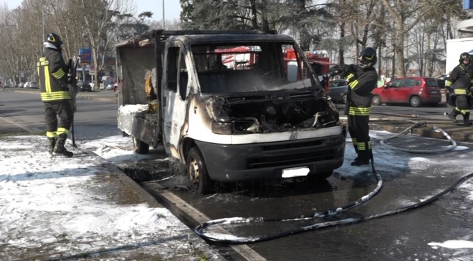 Furgone in fiamme nei pressi del ponte Meier ad Alessandria
