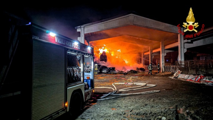 Incendio in una cascina a Busano, nel Torinese: Vigili del Fuoco a lavoro per ore