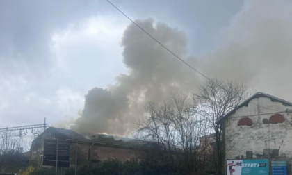 Incendio nel magazzino dell'ex macello di Novi Ligure