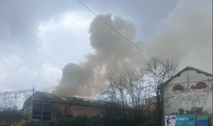 Incendio nel magazzino dell’ex macello di Novi Ligure