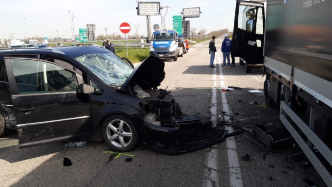 Quattro feriti per lo scontro all’uscita di Alessandria Est
