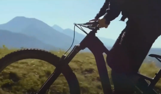 Ciclista cade durante il giro della Valle d’Aosta: muore a 19 anni