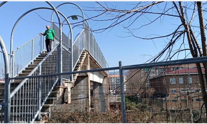 Moncalieri, la passerella pedonale tra via Robaldo e via Gramsci cade a pezzi