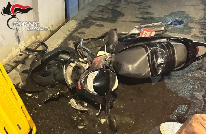 Si schianta a forte velocità con uno scooter rubato: denunciato per ricettazione