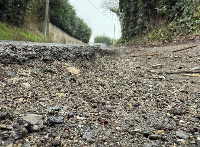 Grosso buco nel tratto stradale in via Dazio a Valle San Bartolomeo
