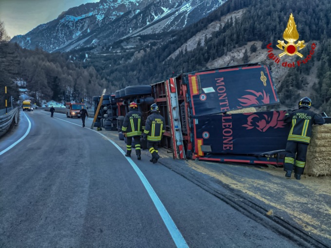 Tir si ribalta lungo la statale 24 del Monginevro verso Cesana Torinese