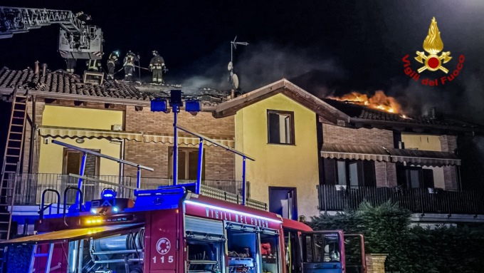 A fuoco il tetto di un’abitazione a Salassa, nel Torinese: l’intervento dei Vigili del fuoco