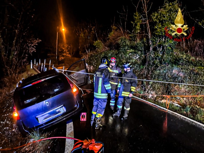 Auto in bilico nel Torinese: Vigili del Fuoco salvano persona in stato di incoscienza