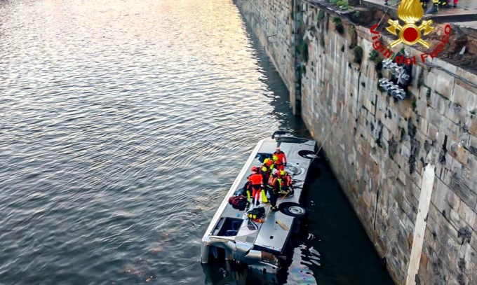 Bus precipitato nel Po, muore l’autista. Si ipotizza guasto ai freni o un malore