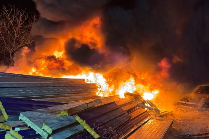 Oviglio, incendio in deposito scarti di coperture capannoni