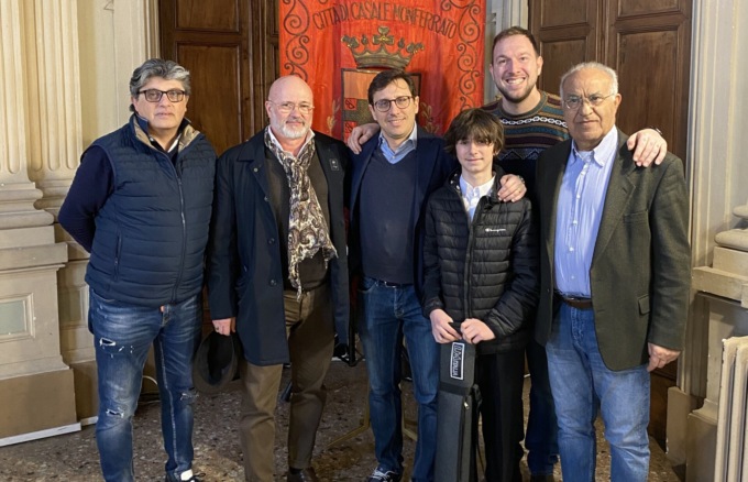 Giovane campione di biliardo in visita in Comune a Casale Monferrato