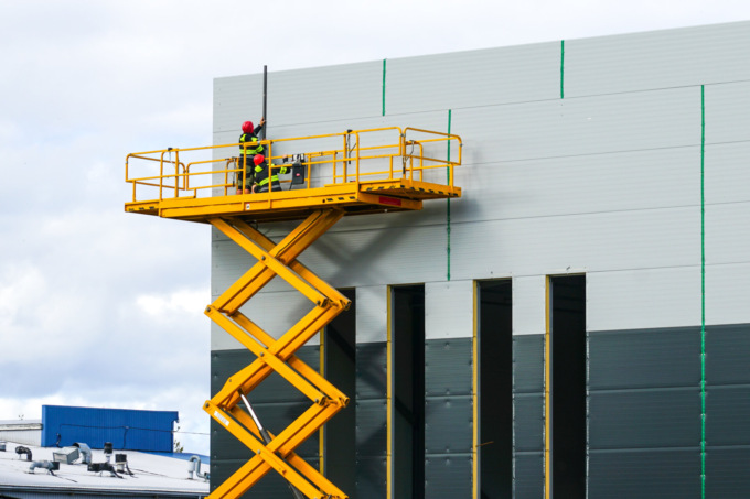 Come lavorare in quota in maniera sicura, efficiente e conforme alla legge