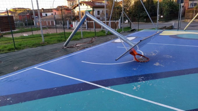Vandalismo alle scuole Martiri di Novi Ligure: tagliato il palo del canestro