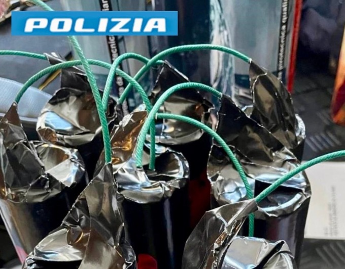 Fabbricava e vendeva online fuochi d’artificio pericolosi: arrestato dalla Polizia di Torino