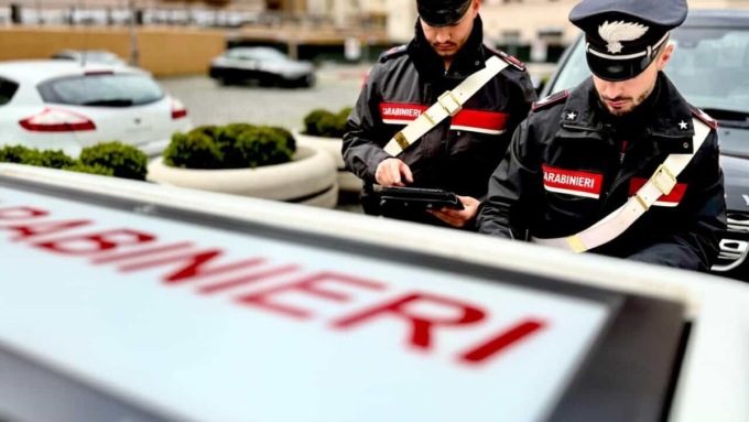 Ubriachi importunano i passanti nel centro di Alessandria: un arresto e una denuncia