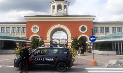 Tenta di rubare alcuni capi di abbigliamento da un negozio dell'Outlet di Serravalle: denunciato
