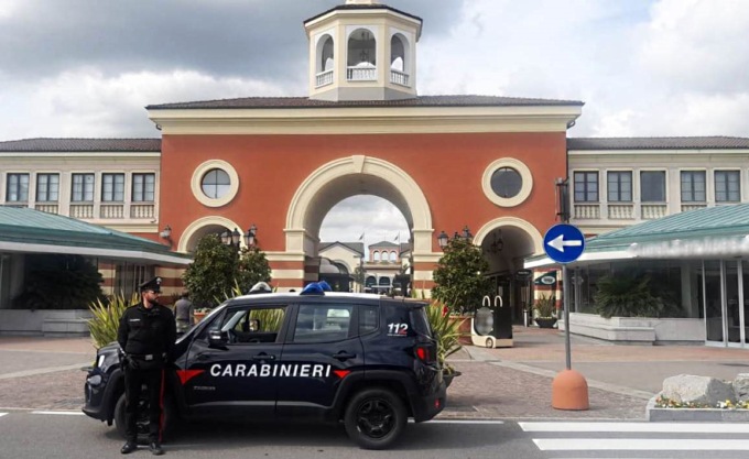 Tenta di rubare alcuni capi di abbigliamento da un negozio dell’Outlet di Serravalle: denunciato