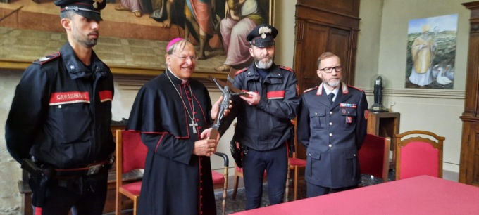 I Carabinieri restituiscono crocifisso rubato dalla chiesa di via delle Orfanelle ad Alessandria