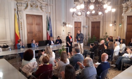 L'albero dei fazzoletti donato ai protagonisti del dramma dell'amianto di Casale Monferrato