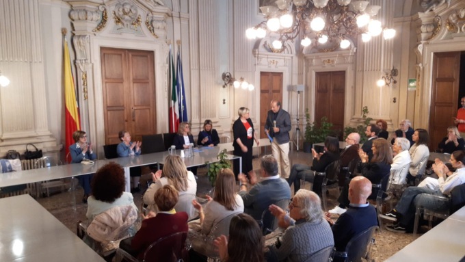 L’albero dei fazzoletti donato ai protagonisti del dramma dell’amianto di Casale Monferrato
