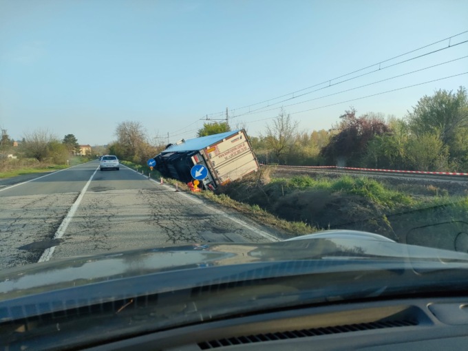 Camion esce fuori strada sulla statale 30 tra Strevi e Cassine