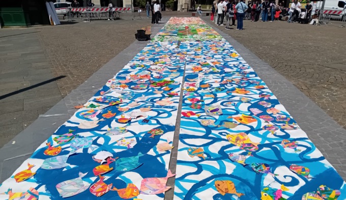 Ambiente e inquinamento: oltre 1000 studenti danno vita al mosaico “Il Mare di Casale”