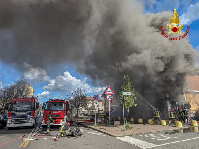 Incendio in un negozio in via Milano a Settimo Torinese