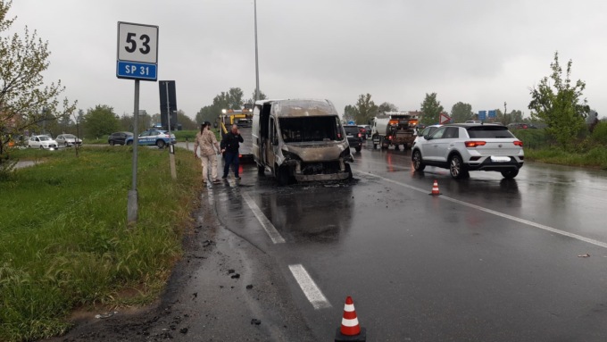 Furgone in fiamme alla rotonda del casello di Alessandria Ovest