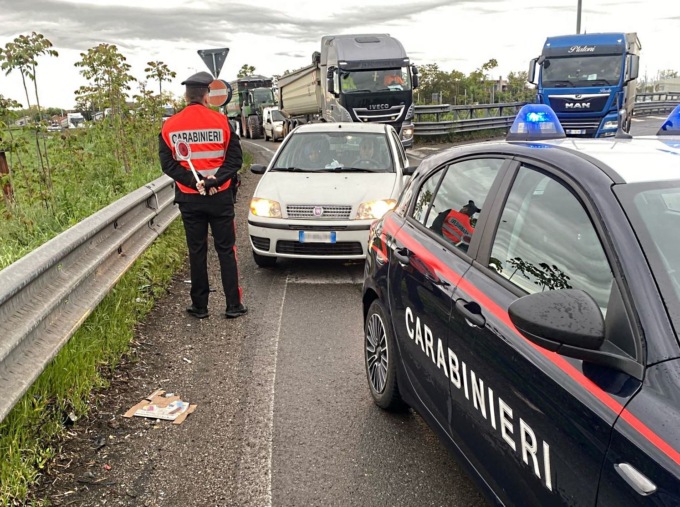 Incidente tra auto e camion a Tortona: il camionista non si ferma a prestare soccorso