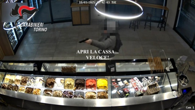 Rapinava esercizi commerciali in zona Mirafiori a Torino: arrestato dai Carabinieri
