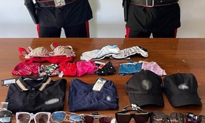 Fermato nel parcheggio dell’Outlet con oltre 2.300 euro di merce rubata: denunciato per ricettazione