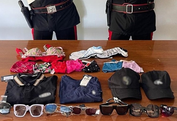 Fermato nel parcheggio dell’Outlet con oltre 2.300 euro di merce rubata: denunciato per ricettazione