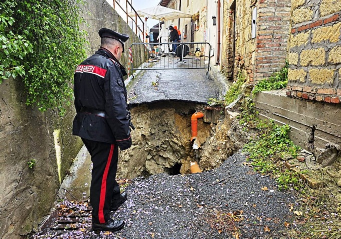 Voragine in via Castello ad Ottiglio: intervento dei Carabinieri e dei Vigili del Fuoco