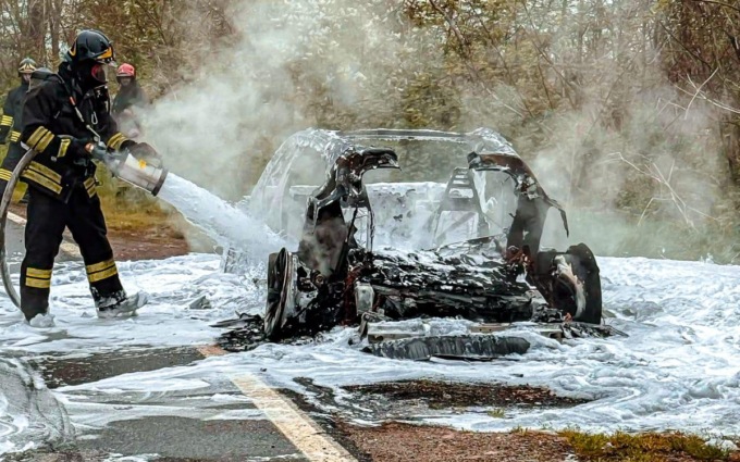 Rivarossa, Vigili del Fuoco di Torino all’opera per incendio a vettura elettrica