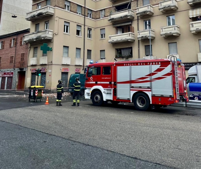 Torino, Vigili del Fuoco in piazza Crispi per crollo parziale di porzione di copertura fabbricato