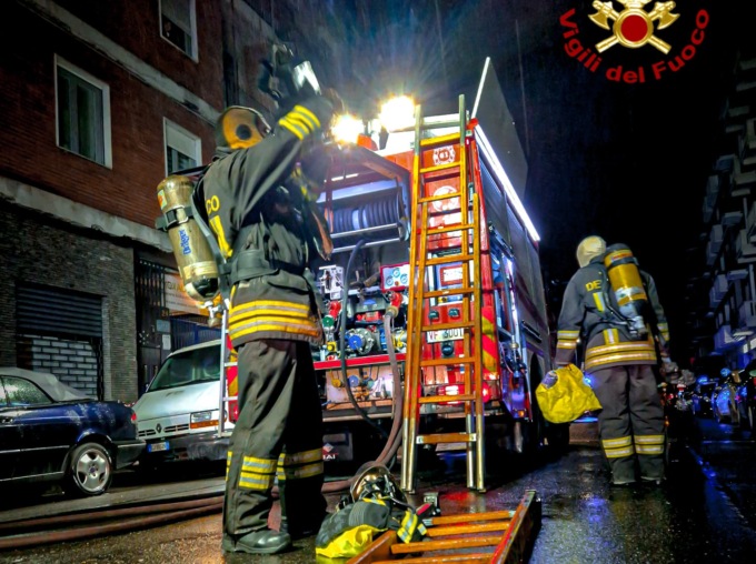 Incendio nella notte in un alloggio in zona Barriera Milano a Torino