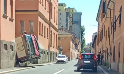 Camion si ribalta all'uscita di un cantiere in via Mazzini a Novi Ligure: il conducente sta bene
