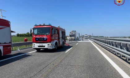 Mezzo pesante in fiamme sulla A21: problemi al traffico