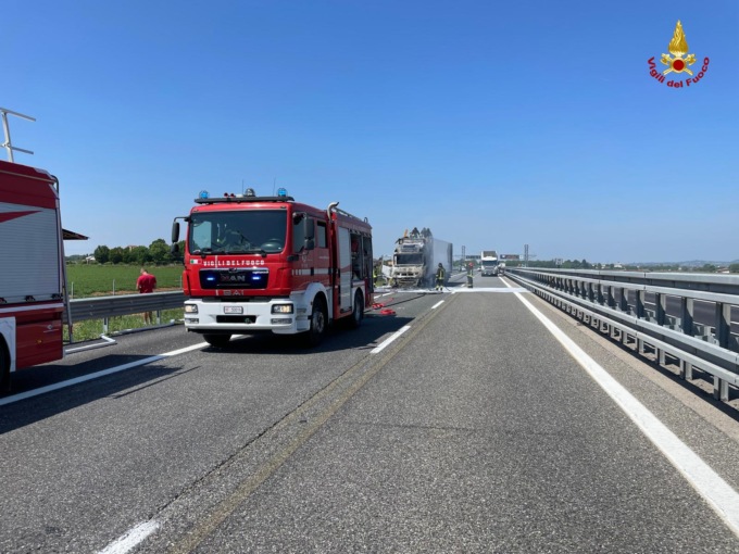 Mezzo pesante in fiamme sulla A21: problemi al traffico