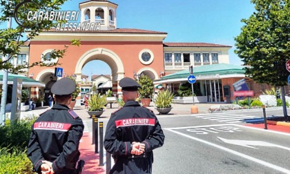 Controlli dei Carabinieri nei parcheggi dell'Outlet di Serravalle: sorpreso con tre smartphone rubati