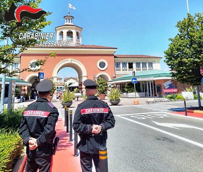 Controlli dei Carabinieri nei parcheggi dell’Outlet di Serravalle: sorpreso con tre smartphone rubati
