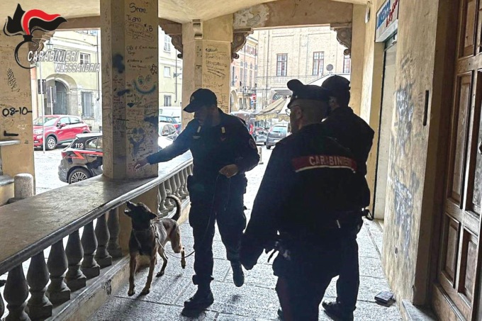 Controlli dei Carabinieri con i cani antidroga nei centri storici di Novi Ligure e Serravalle Scrivia