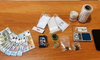 Sorpreso con dosi pronte per lo spaccio: arrestato pusher a Valenza