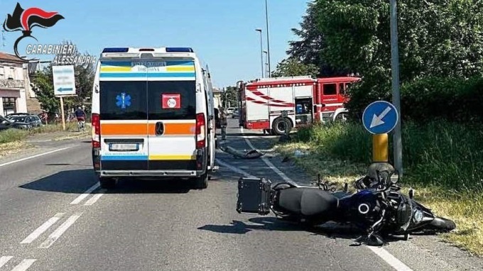Tortona, tenta un sorpasso e si scontra con un’auto: due motociclisti al Pronto Soccorso