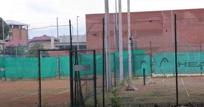 Chiuso da un anno l’impianto di tennis a Ivrea: Comune pronto a investire solo una piccola parte
