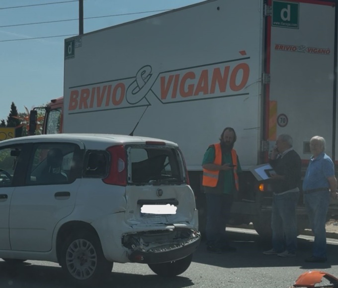 Incidente fra camion e auto alla rotonda di Spinetta Marengo. Scontro tra tre veicolo a Castelceriolo