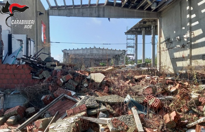 Smontaggio industriale nell’Alessandrino diventa un deposito rifiuti: denunciato recuperatore