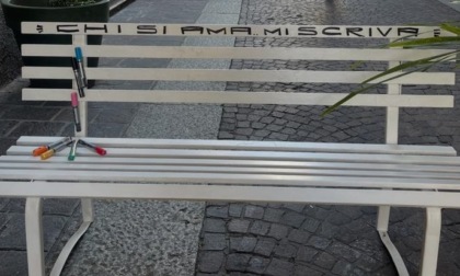 In via San Lorenzo ad Alessandria la prima panchina dell'amore