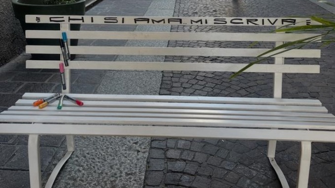 In via San Lorenzo ad Alessandria la prima panchina dell’amore